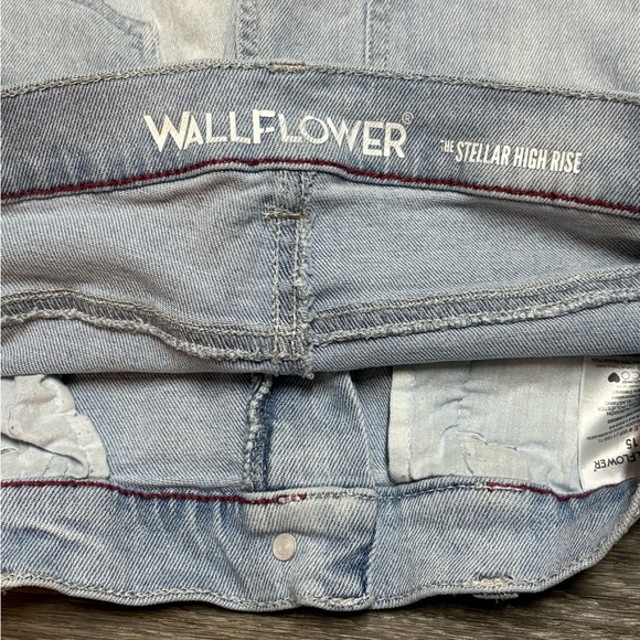 Wallflower Light Wash Jean Shorts - Picture 6 of 7